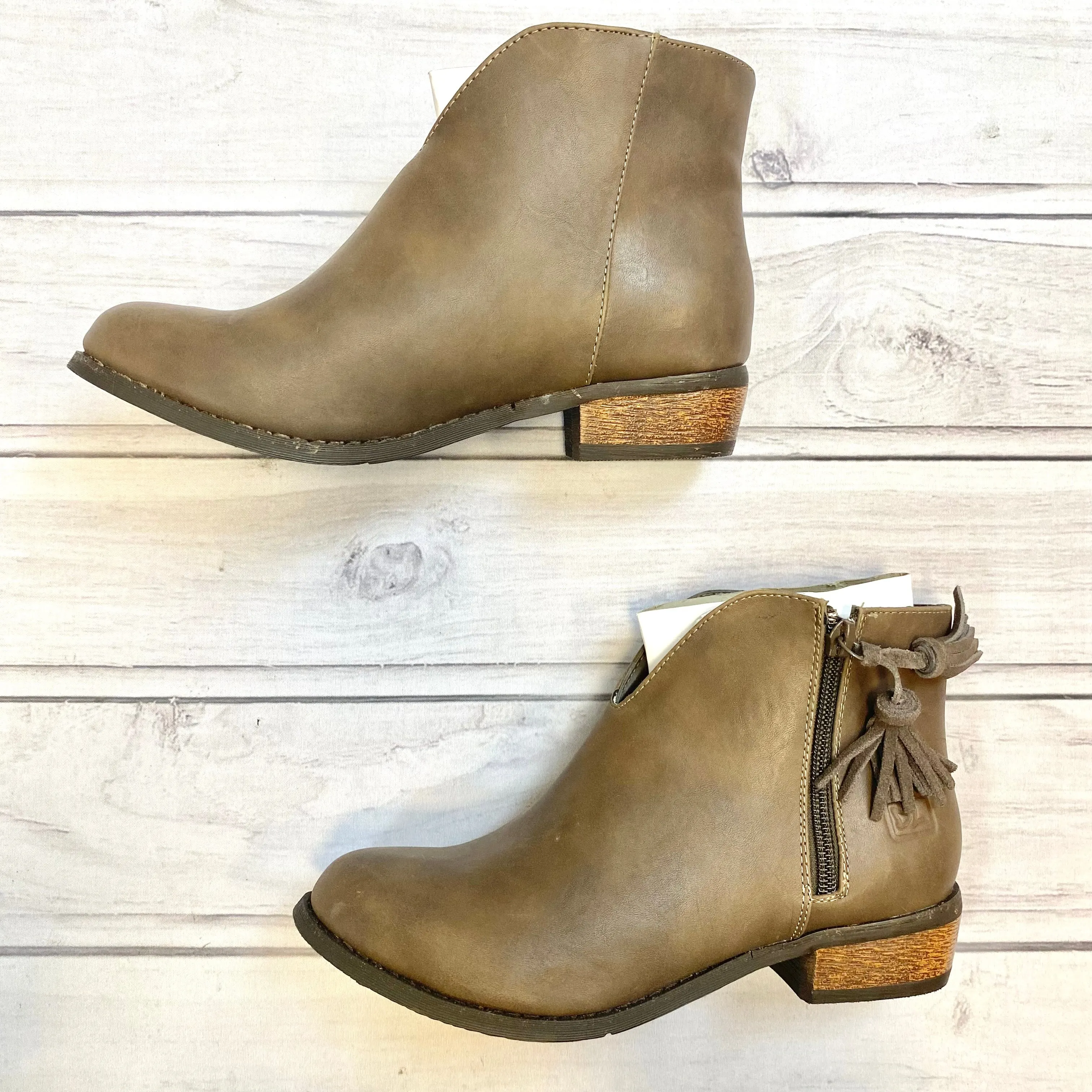 Boots Ankle Flats By Dirty Laundry  Size: 5.5
