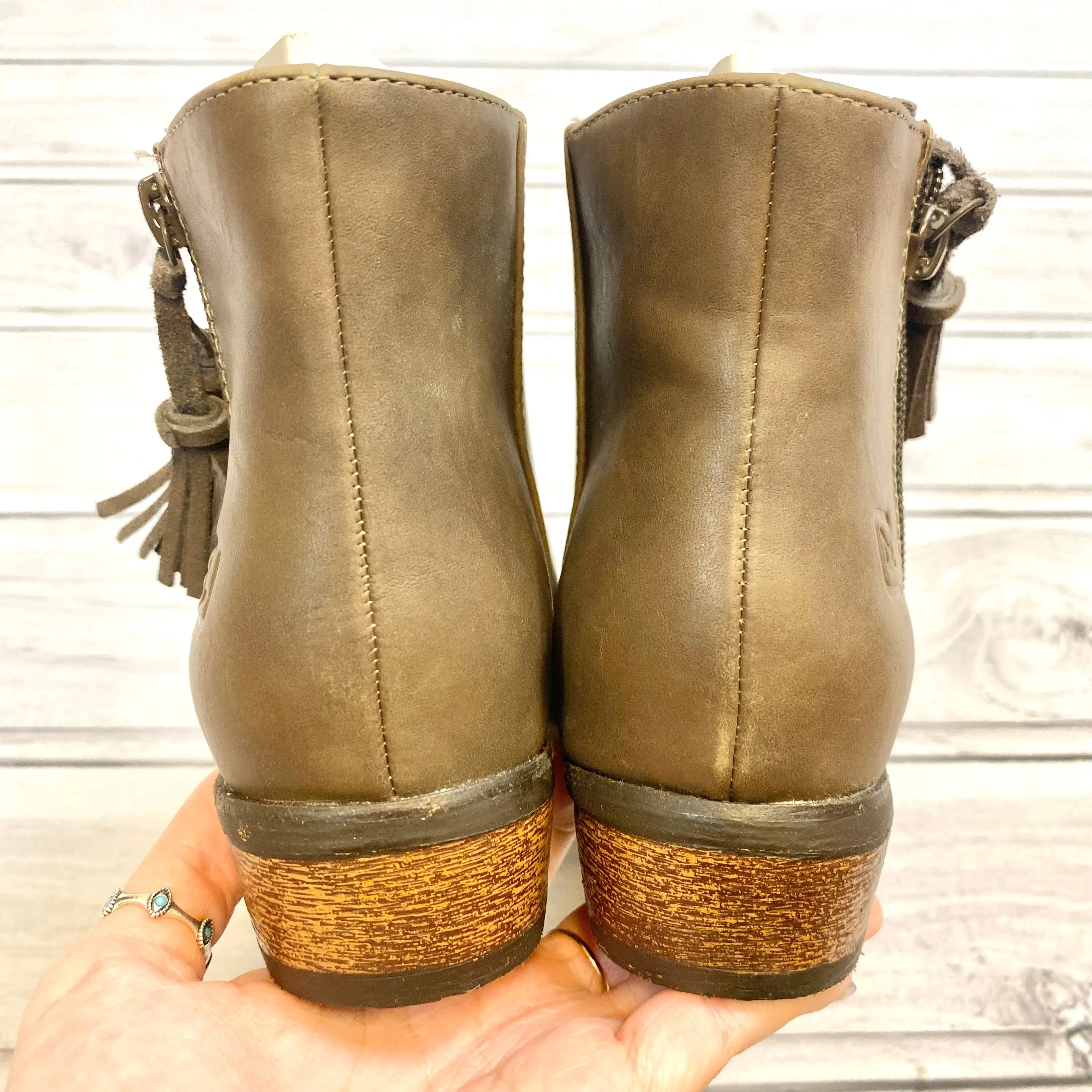Boots Ankle Flats By Dirty Laundry  Size: 5.5