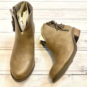 Boots Ankle Flats By Dirty Laundry  Size: 5.5